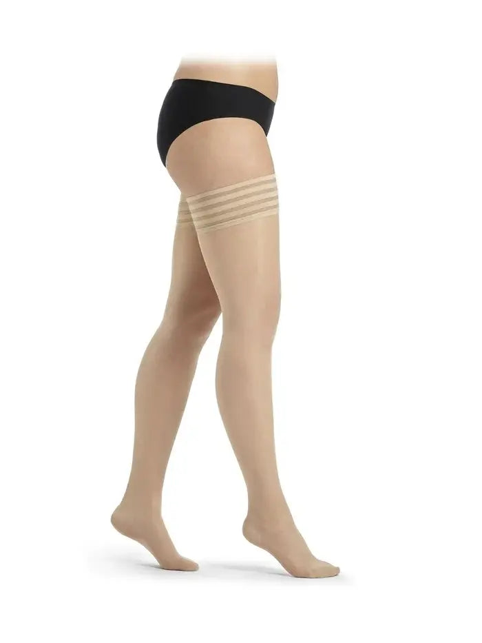 Das Bild zeigt den Sigvaris Schenkelstrumpf A-G Delilah 140D Mesh. Der Strumpf besteht aus einem feinen, atmungsaktiven Mesh-Material mit einer Dichte von 140 Denier.