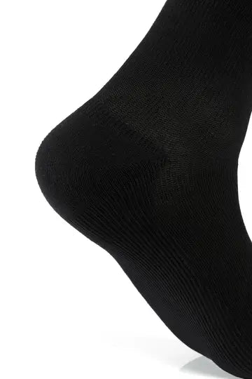 Das Bild zeigt den Sigvaris Wadenstrumpf A-D Active Masculine KKL2, einen knielangen Kompressionsstrumpf speziell für Männer entworfen. Der Strumpf bietet eine mittlere bis starke Kompression, die die Blutzirkulation fördert und ideal zur Behandlung von Krampfadern oder Schwellungen geeignet ist