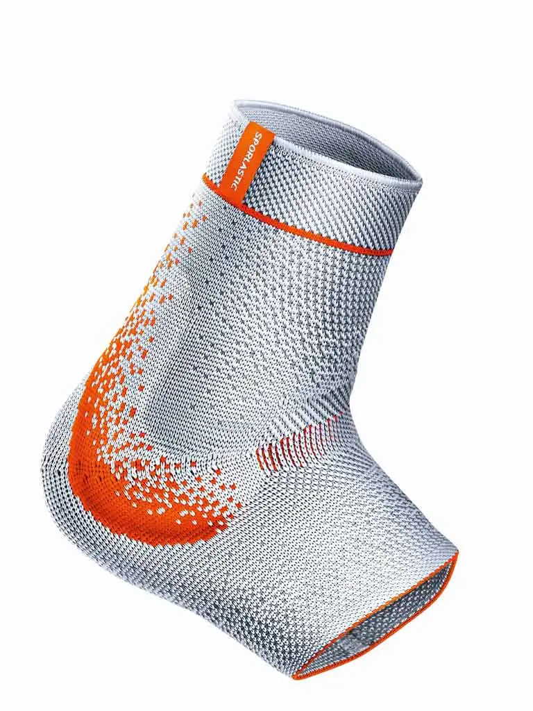 MalleoHit Supreme ist eine hochwertige Knöchelbandage, die speziell zur umfassenden Unterstützung und Stabilisierung des Sprunggelenks entwickelt wurde. Sie besteht aus robustem, elastischem Material und ist mit innovativen Polsterungen ausgestattet, die gezielten Druck auf das Sprunggelenk ausüben, um Schmerzen zu lindern und die Heilung zu fördern.
