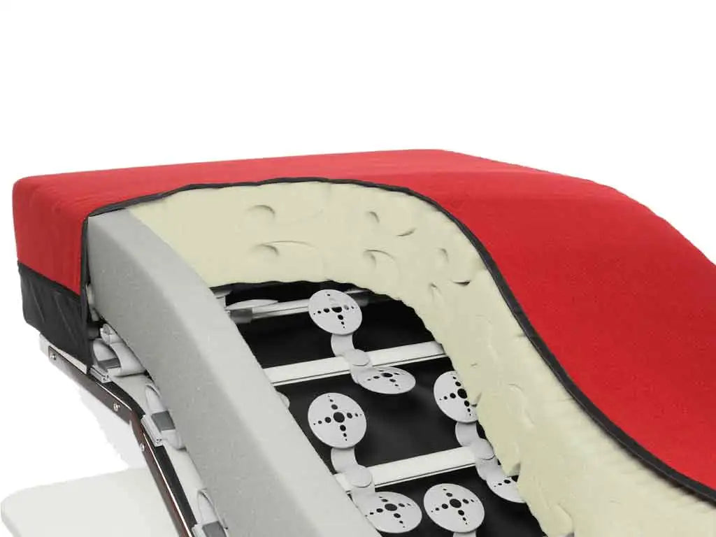 Sie ist speziell für Menschen konzipiert, die längere Zeit im Rollstuhl verbringen und dadurch ein erhöhtes Risiko für Druckstellen und Dekubitus haben. Die Matratze verfügt über eine flexible und druckentlastende Struktur, die sich an die Körperkonturen anpasst und die Druckverteilung optimiert.