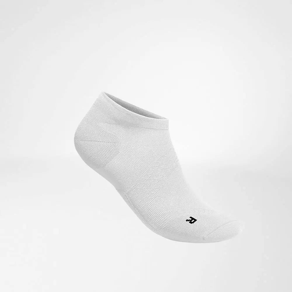 Das Bild zeigt die Bauerfeind Sports Run Ultralight Low Cut Socks, knöchelhohe Laufsocken. Die Socken sind ultraleicht und speziell für intensives Laufen entwickelt, bieten jedoch trotzdem gezielte Unterstützung im Mittelfussbereich.
