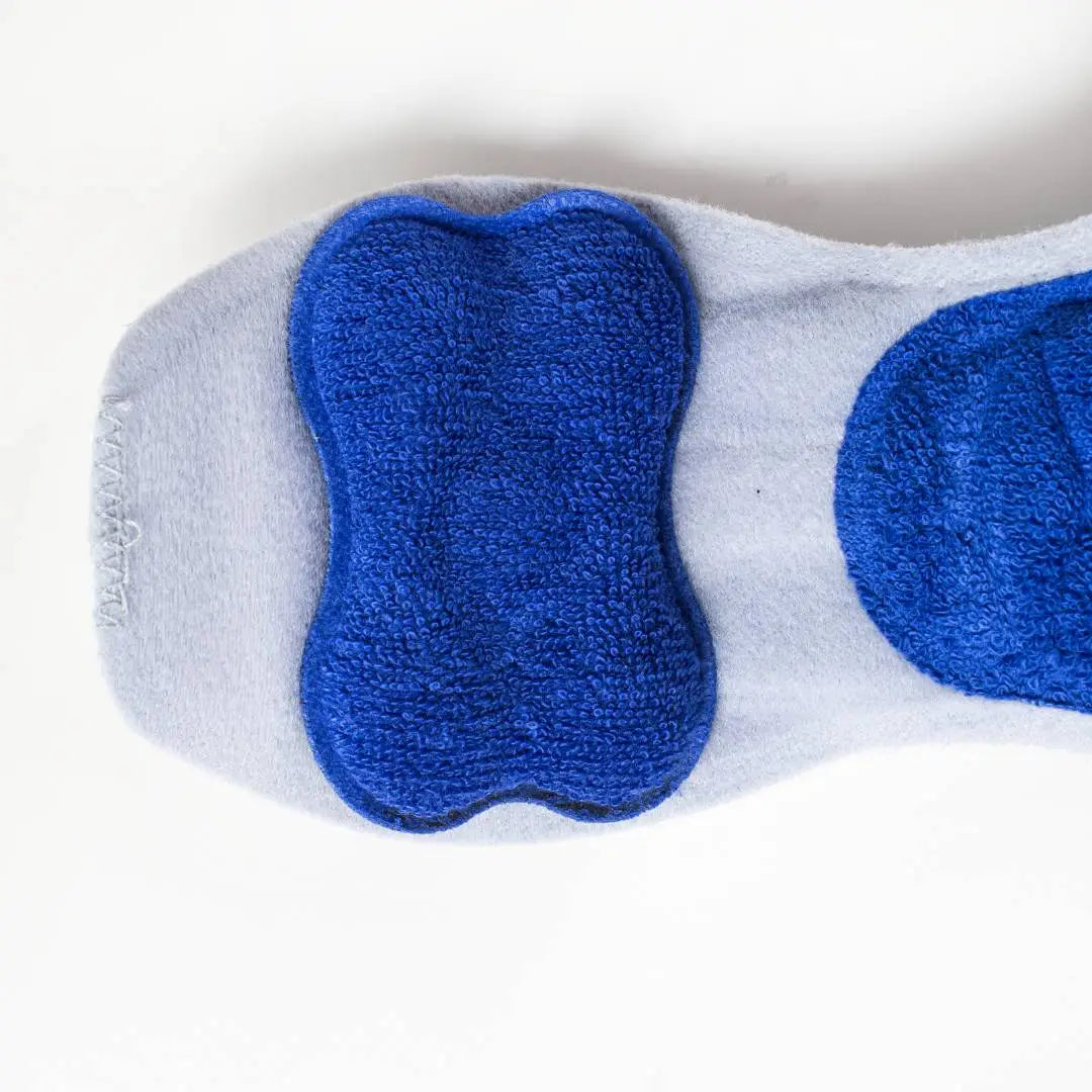 Die Abbildung zeigt die Bauerfeind EpiPoint Bandage, eine gezielt unterstützende Bandage für den Ellenbogen. Sie besteht aus elastischem, atmungsaktivem Material und ist mit einer anatomisch geformten Silikonpelotte ausgestattet, die punktuellen Druck auf die betroffenen Stellen um den Ellenbogen ausübt. Diese gezielte Druckausübung hilft, Schmerzen zu lindern, Schwellungen zu reduzieren und die Heilung bei Erkrankungen wie dem Tennisellenbogen oder dem Golferellenbogen zu fördern.