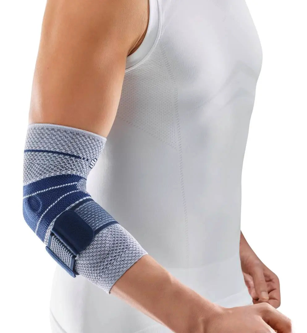Die Abbildung zeigt die Bauerfeind EpiTrain Bandage, eine elastische Bandage zur Unterstützung des Ellenbogengelenks. Sie besteht aus atmungsaktivem, hautfreundlichem Material und bietet eine gezielte Kompression durch integrierte Silikonpelotten, die sanften Druck auf den Ellenbogen ausüben. Diese Funktion hilft, Schmerzen zu lindern, Schwellungen zu reduzieren und die Heilung bei Beschwerden wie dem Tennisellenbogen oder dem Golferellenbogen zu fördern.