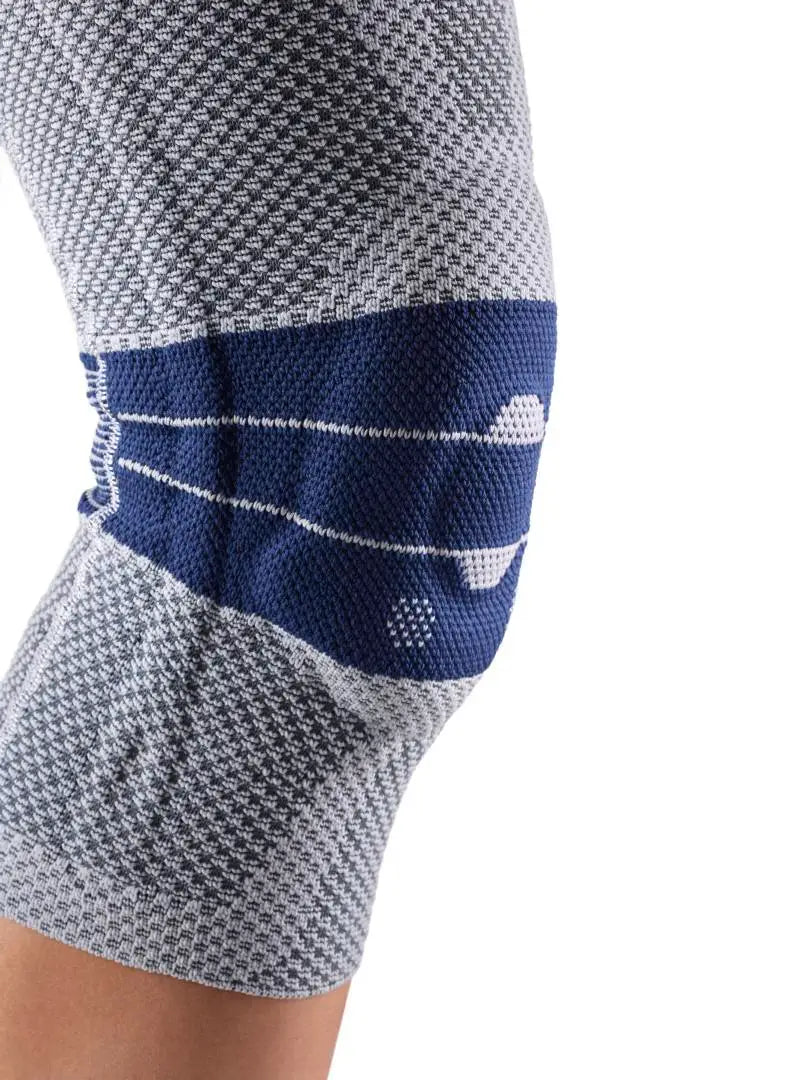 Das Bild zeigt die Bauerfeind GenuTrain Kniebandage, eine ergonomische Bandage. Diese Bandage ist ideal zur Entlastung und Stabilisierung bei leichten bis mittleren Knieverletzungen, wie etwa nach Bänderdehnungen, und kann sowohl im Alltag als auch bei sportlichen Aktivitäten getragen werden.
