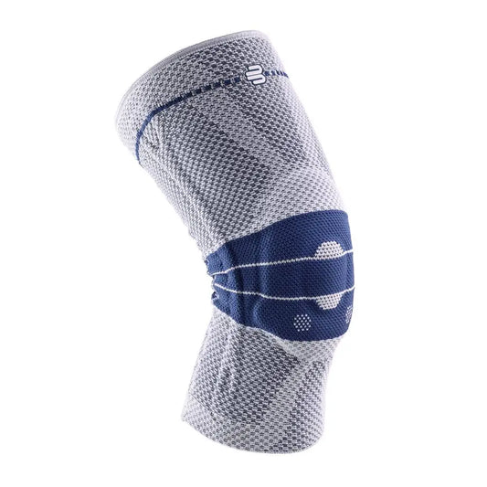 Das Bild zeigt die Bauerfeind GenuTrain Kniebandage, eine ergonomische Bandage. Diese Bandage ist ideal zur Entlastung und Stabilisierung bei leichten bis mittleren Knieverletzungen, wie etwa nach Bänderdehnungen, und kann sowohl im Alltag als auch bei sportlichen Aktivitäten getragen werden.