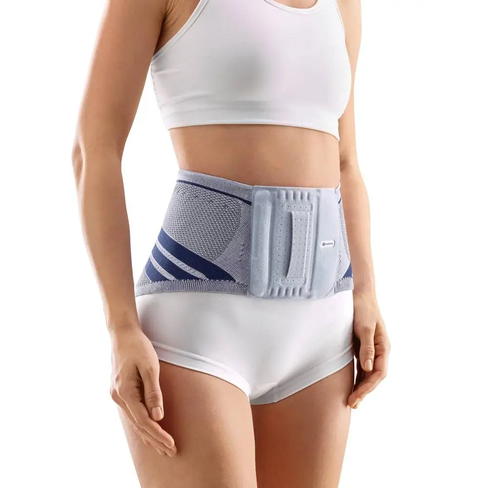 Die Abbildung zeigt die Bauerfeind LumboTrain Lady Bandage, eine speziell für Frauen entwickelte Rückenbandage zur Stabilisierung und Entlastung der Lendenwirbelsäule. Sie besteht aus elastischem, atmungsaktivem Material, das sich optimal an die weibliche Anatomie anpasst. Die Bandage verfügt über eine viscoelastische Pelotte, die gezielten Druck auf die Lendenwirbelsäule ausübt. Die Bauerfeind LumboTrain Lady bietet hohen Tragekomfort und ist ideal für den Einsatz im Alltag und bei sportlichen Aktivitäten.