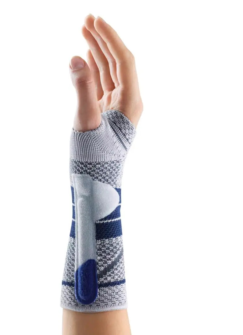 Die Abbildung zeigt die Bauerfeind ManuTrain Bandage, eine stützende Bandage zur Stabilisierung des Handgelenks. Sie besteht aus elastischem, atmungsaktivem Material und ist anatomisch geformt, um sich optimal an das Handgelenk anzupassen. Die Bandage verfügt über integrierte, flexibel einsetzbare Pelotten, die gezielten Druck ausüben und die Muskulatur entlasten.