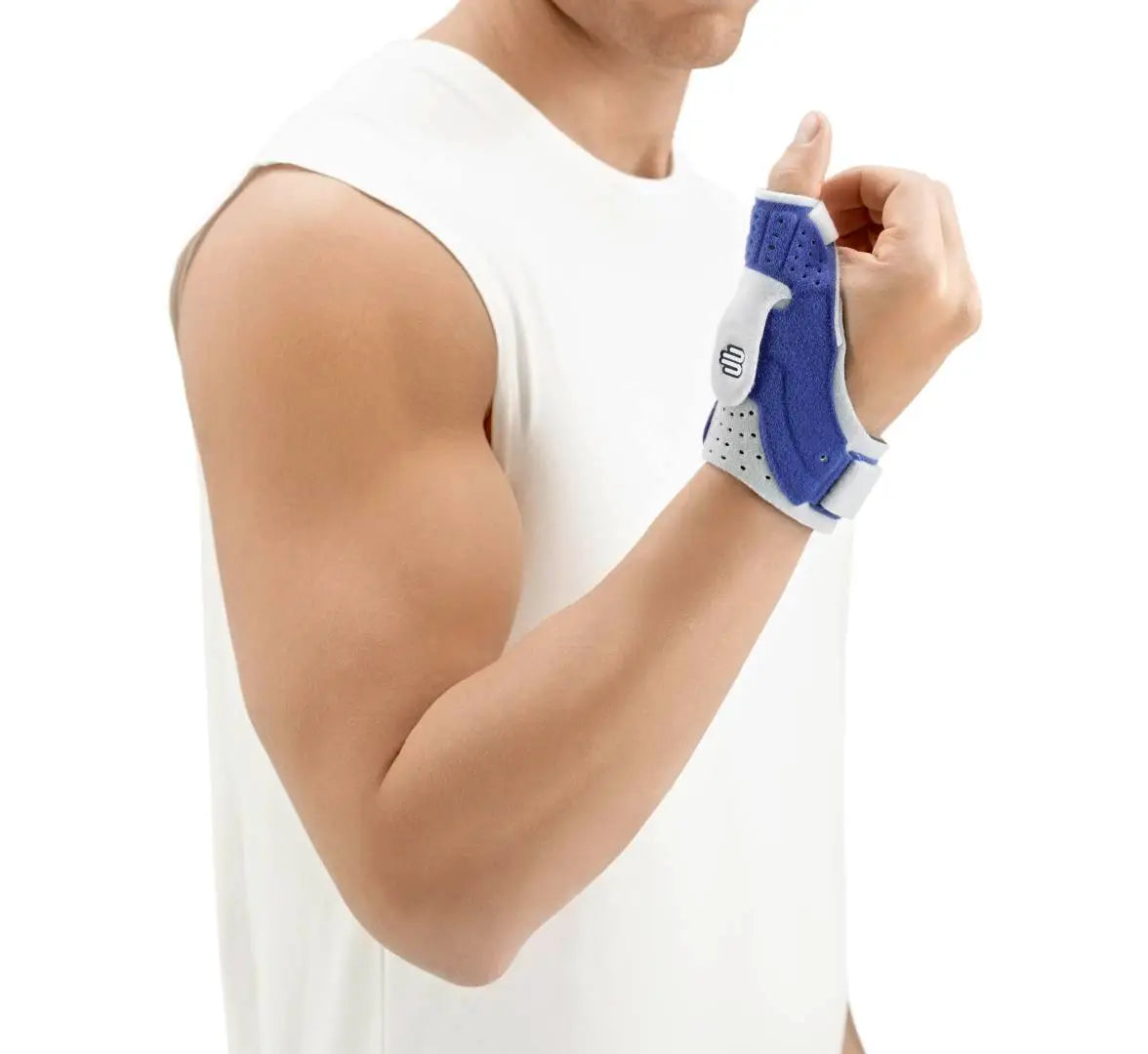 Die Abbildung zeigt die Bauerfeind RhizoLoc Bandage, eine speziell entwickelte Daumenorthese zur Stabilisierung des Daumensattel- und Daumengrundgelenks. Die Bandage besteht aus leichtem, atmungsaktivem Material und verfügt über individuell anpassbare Klettverschlüsse, die eine präzise Fixierung des Daumens ermöglichen.