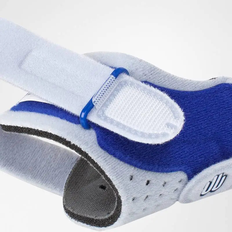 Die Abbildung zeigt die Bauerfeind RhizoLoc Bandage, eine speziell entwickelte Daumenorthese zur Stabilisierung des Daumensattel- und Daumengrundgelenks. Die Bandage besteht aus leichtem, atmungsaktivem Material und verfügt über individuell anpassbare Klettverschlüsse, die eine präzise Fixierung des Daumens ermöglichen.