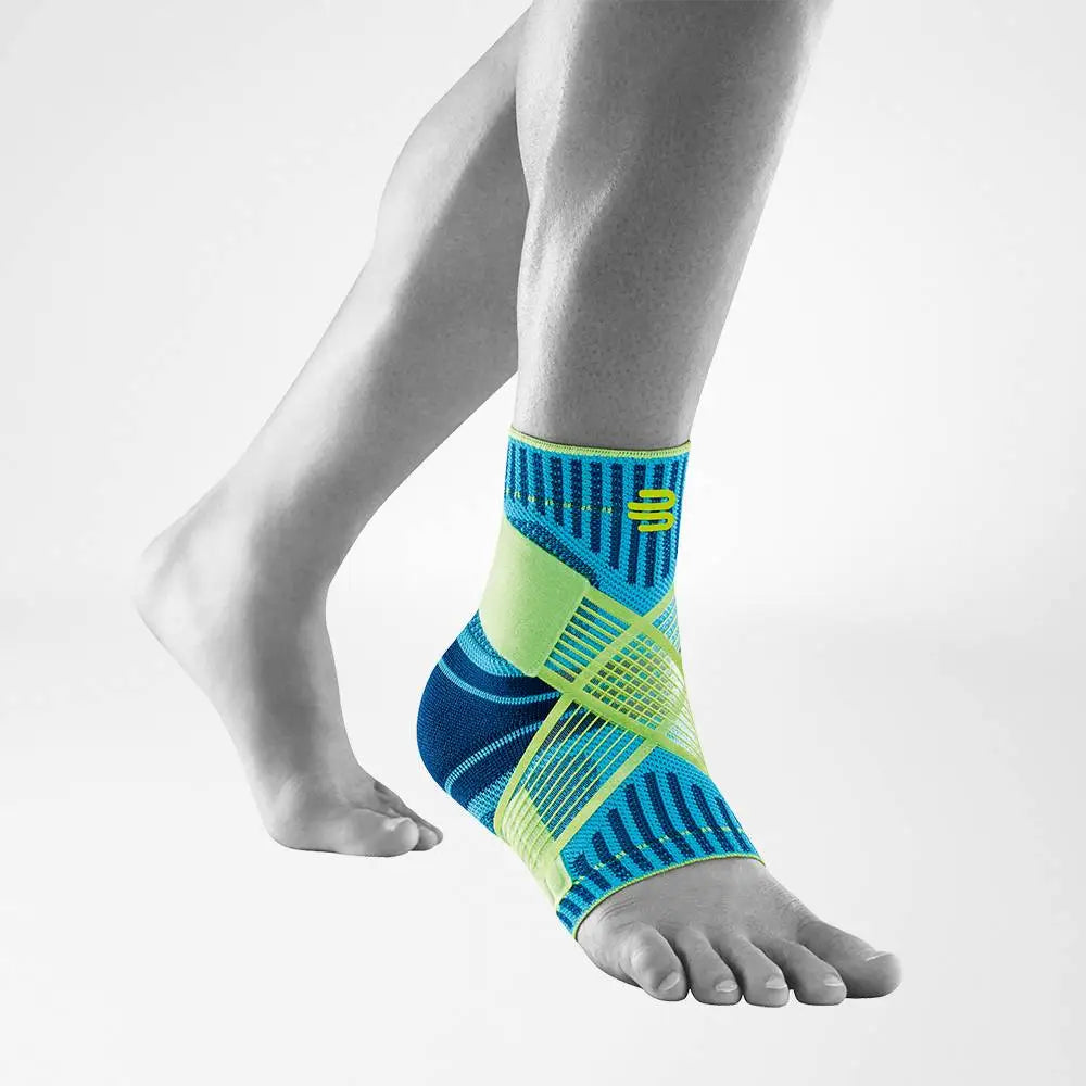 Die Abbildung zeigt den Bauerfeind Sports Ankle Support, eine Knöchelbandage, die speziell für sportliche Aktivitäten entwickelt wurde. Sie besteht aus elastischem, atmungsaktivem Material und bietet gezielte Kompression und Stabilität für das Knöchelgelenk. Die Bandage ist mit verstärkten Stabilisierungsbändern ausgestattet, die zusätzliche Unterstützung bieten und das Risiko von Verstauchungen und Überlastungen reduzieren.