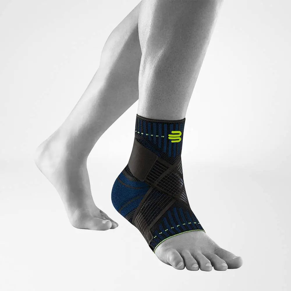 Die Abbildung zeigt den Bauerfeind Sports Ankle Support, eine Knöchelbandage, die speziell für sportliche Aktivitäten entwickelt wurde. Sie besteht aus elastischem, atmungsaktivem Material und bietet gezielte Kompression und Stabilität für das Knöchelgelenk. Die Bandage ist mit verstärkten Stabilisierungsbändern ausgestattet, die zusätzliche Unterstützung bieten und das Risiko von Verstauchungen und Überlastungen reduzieren.