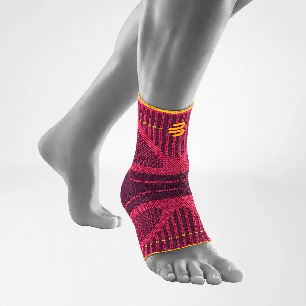 Die Abbildung zeigt den Bauerfeind Sports Ankle Support Dynamic, eine Knöchelbandage, die für dynamische sportliche Aktivitäten entwickelt wurde. Sie besteht aus leichtem, atmungsaktivem Material und ist mit innovativen, elastischen Stabilisierungsbändern ausgestattet, die eine gezielte Unterstützung und Stabilisierung des Knöchels bieten. Diese Bänder passen sich der Bewegung an und helfen, das Gelenk bei schnellen Richtungswechseln und intensiven Belastungen zu schützen.