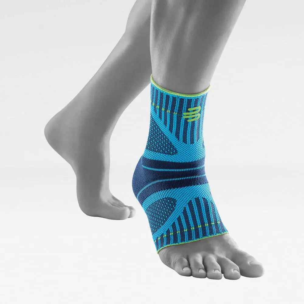 Die Abbildung zeigt den Bauerfeind Sports Ankle Support Dynamic, eine Knöchelbandage, die für dynamische sportliche Aktivitäten entwickelt wurde. Sie besteht aus leichtem, atmungsaktivem Material und ist mit innovativen, elastischen Stabilisierungsbändern ausgestattet, die eine gezielte Unterstützung und Stabilisierung des Knöchels bieten. Diese Bänder passen sich der Bewegung an und helfen, das Gelenk bei schnellen Richtungswechseln und intensiven Belastungen zu schützen.