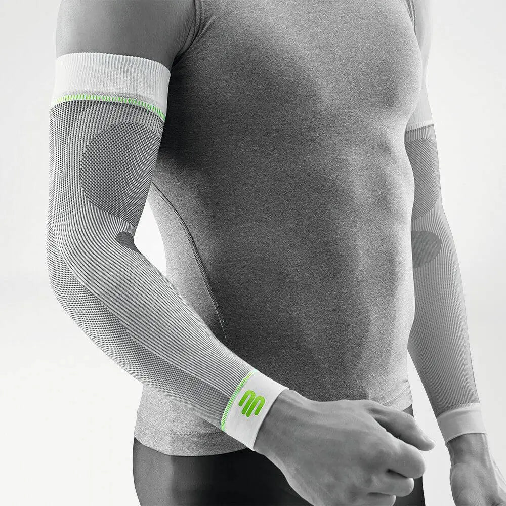 Die Abbildung zeigt die Bauerfeind Sports Compression Sleeves. Ein leichter und atmungsaktiver Compression Sleeves, der für den Einsatz bei sportlichen Aktivitäten konzipiert ist. Der Sleeve bietet gezielte Kompression über den gesamten Arm, was die Durchblutung fördert, Muskelermüdung verringert und die Regeneration unterstützt. Sie sitzen passgenau, bieten hohen Tragekomfort und sind ideal, um die Leistung bei intensivem Training oder Wettkampf zu verbessern.