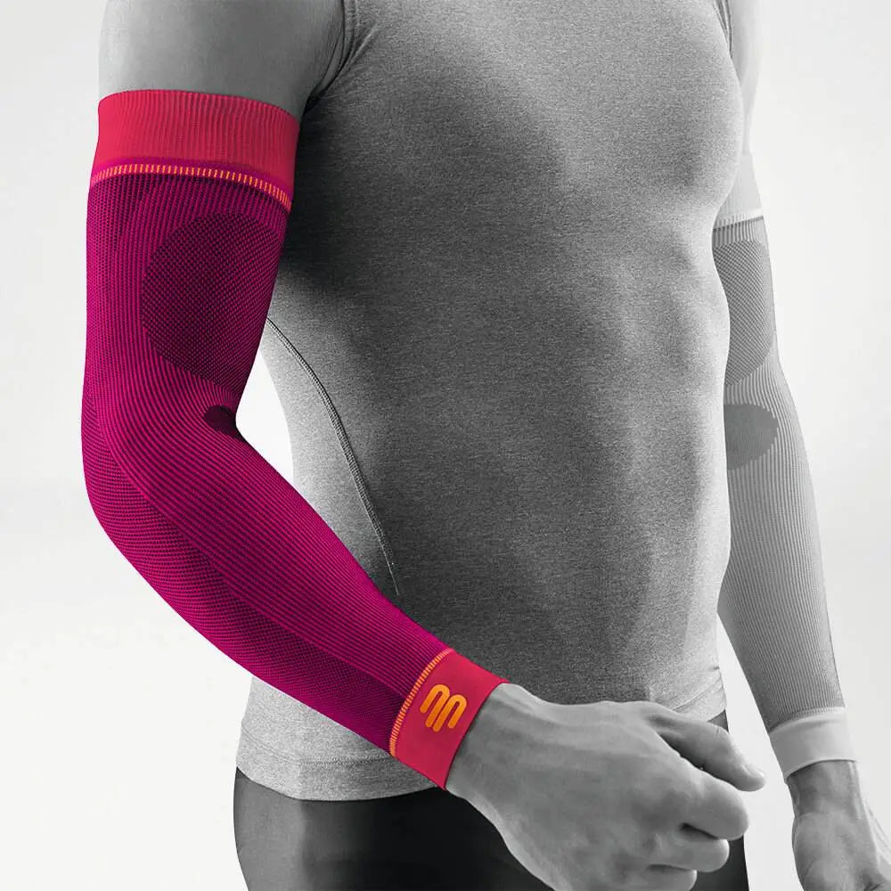 Die Abbildung zeigt die Bauerfeind Sports Compression Sleeves. Ein leichter und atmungsaktiver Compression Sleeves, der für den Einsatz bei sportlichen Aktivitäten konzipiert ist. Der Sleeve bietet gezielte Kompression über den gesamten Arm, was die Durchblutung fördert, Muskelermüdung verringert und die Regeneration unterstützt. Sie sitzen passgenau, bieten hohen Tragekomfort und sind ideal, um die Leistung bei intensivem Training oder Wettkampf zu verbessern.