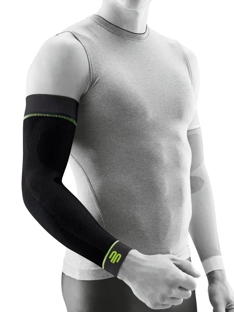 Die Abbildung zeigt die Bauerfeind Sports Compression Sleeves. Ein leichter und atmungsaktiver Compression Sleeves, der für den Einsatz bei sportlichen Aktivitäten konzipiert ist. Der Sleeve bietet gezielte Kompression über den gesamten Arm, was die Durchblutung fördert, Muskelermüdung verringert und die Regeneration unterstützt. Sie sitzen passgenau, bieten hohen Tragekomfort und sind ideal, um die Leistung bei intensivem Training oder Wettkampf zu verbessern.
