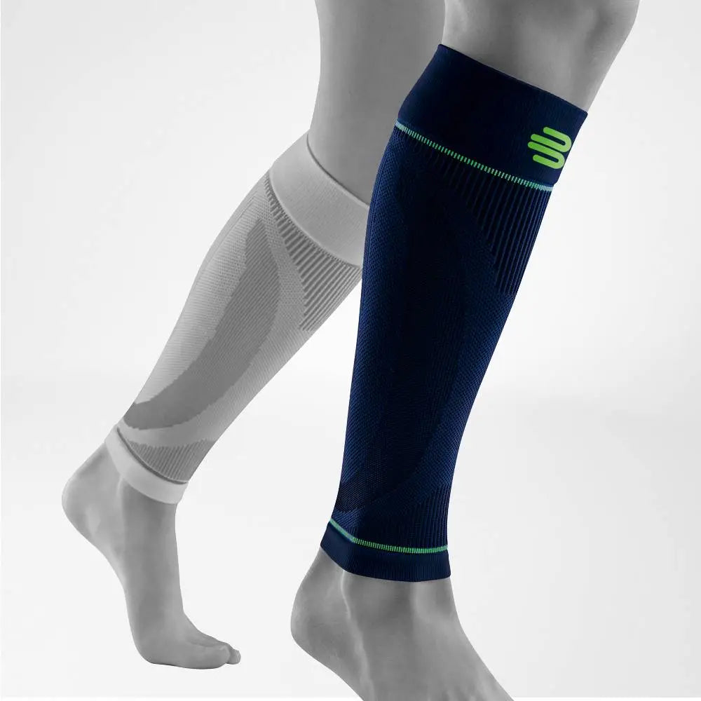 Die Abbildung zeigt die Bauerfeind Sports Compression Sleeves für den Unterschenkel, die speziell für sportliche Aktivitäten entwickelt wurden. Diese Compression Sleeves bestehen aus leichtem, atmungsaktivem Material. Die Compression Sleeves helfen, Muskelermüdung und Verletzungen vorzubeugen, während sie hohen Tragekomfort bieten und die Bewegungsfreiheit während intensiver Trainingseinheiten oder Wettkämpfe nicht einschränken.