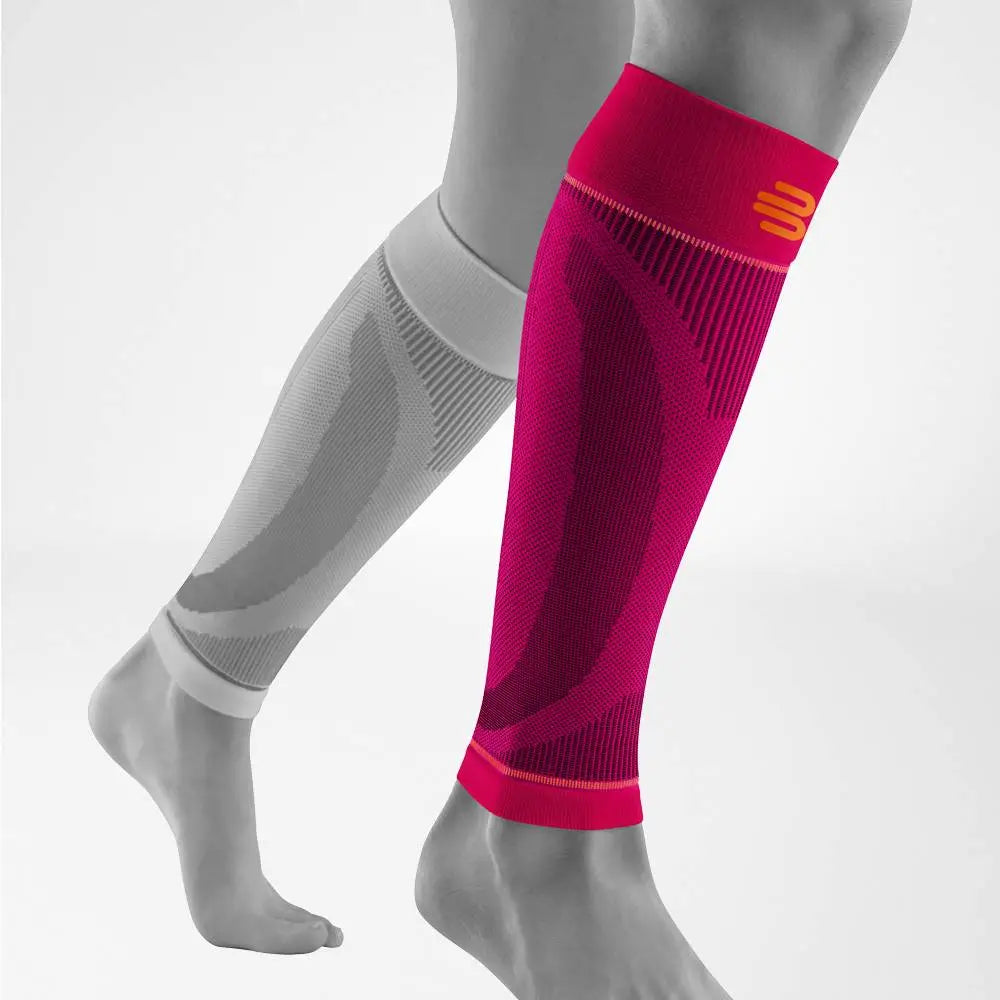 Die Abbildung zeigt die Bauerfeind Sports Compression Sleeves für den Unterschenkel, die speziell für sportliche Aktivitäten entwickelt wurden. Diese Compression Sleeves bestehen aus leichtem, atmungsaktivem Material. Die Compression Sleeves helfen, Muskelermüdung und Verletzungen vorzubeugen, während sie hohen Tragekomfort bieten und die Bewegungsfreiheit während intensiver Trainingseinheiten oder Wettkämpfe nicht einschränken.