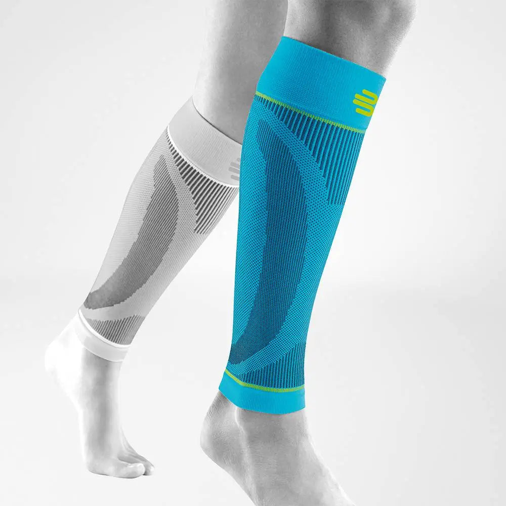 Die Abbildung zeigt die Bauerfeind Sports Compression Sleeves für den Unterschenkel, die speziell für sportliche Aktivitäten entwickelt wurden. Diese Compression Sleeves bestehen aus leichtem, atmungsaktivem Material. Die Compression Sleeves helfen, Muskelermüdung und Verletzungen vorzubeugen, während sie hohen Tragekomfort bieten und die Bewegungsfreiheit während intensiver Trainingseinheiten oder Wettkämpfe nicht einschränken.