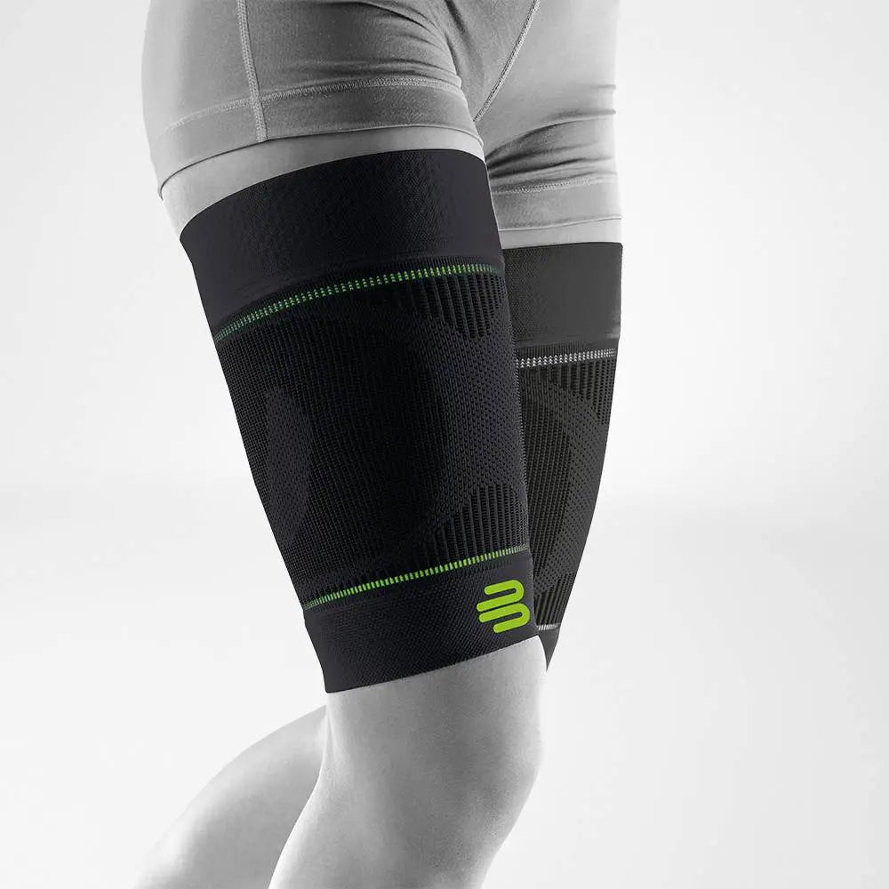 Die Abbildung zeigt die Bauerfeind Sports Compression Sleeves für den Oberschenkel, die speziell für sportliche Aktivitäten entwickelt wurden. Diese Compression Sleeves bestehen aus atmungsaktivem, elastischem Material und bieten gezielte Kompression über den gesamten Oberschenkelbereich. Die Kompression fördert die Durchblutung, unterstützt die Muskulatur und reduziert Muskelvibrationen, wodurch Muskelermüdung und Verletzungen vorgebeugt werden. Die Compression Sleeves bieten hohen Tragekomfort.