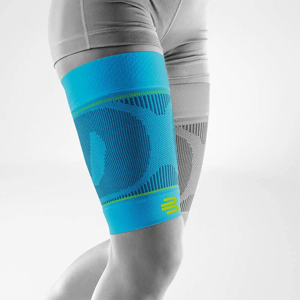Die Abbildung zeigt die Bauerfeind Sports Compression Sleeves für den Oberschenkel, die speziell für sportliche Aktivitäten entwickelt wurden. Diese Compression Sleeves bestehen aus atmungsaktivem, elastischem Material und bieten gezielte Kompression über den gesamten Oberschenkelbereich. Die Kompression fördert die Durchblutung, unterstützt die Muskulatur und reduziert Muskelvibrationen, wodurch Muskelermüdung und Verletzungen vorgebeugt werden. Die Compression Sleeves bieten hohen Tragekomfort.