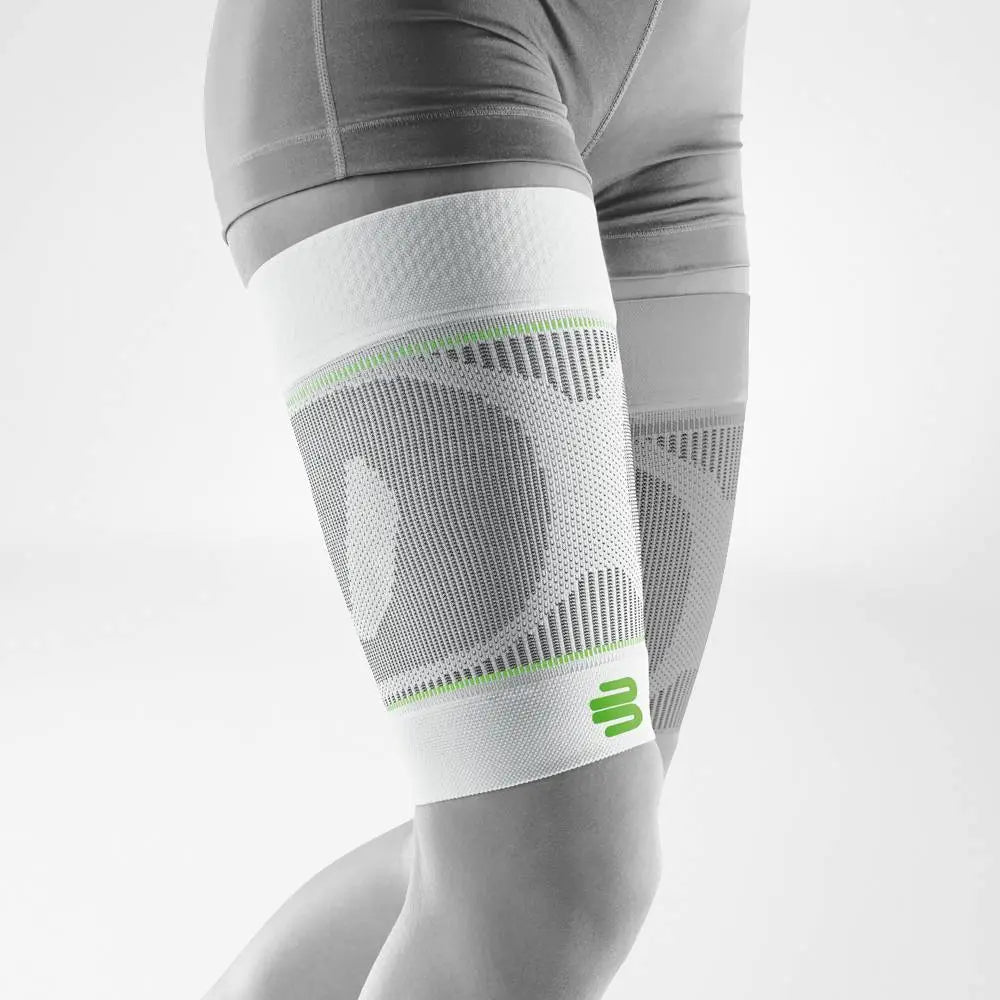 Die Abbildung zeigt die Bauerfeind Sports Compression Sleeves für den Oberschenkel, die speziell für sportliche Aktivitäten entwickelt wurden. Diese Compression Sleeves bestehen aus atmungsaktivem, elastischem Material und bieten gezielte Kompression über den gesamten Oberschenkelbereich. Die Kompression fördert die Durchblutung, unterstützt die Muskulatur und reduziert Muskelvibrationen, wodurch Muskelermüdung und Verletzungen vorgebeugt werden. Die Compression Sleeves bieten hohen Tragekomfort.