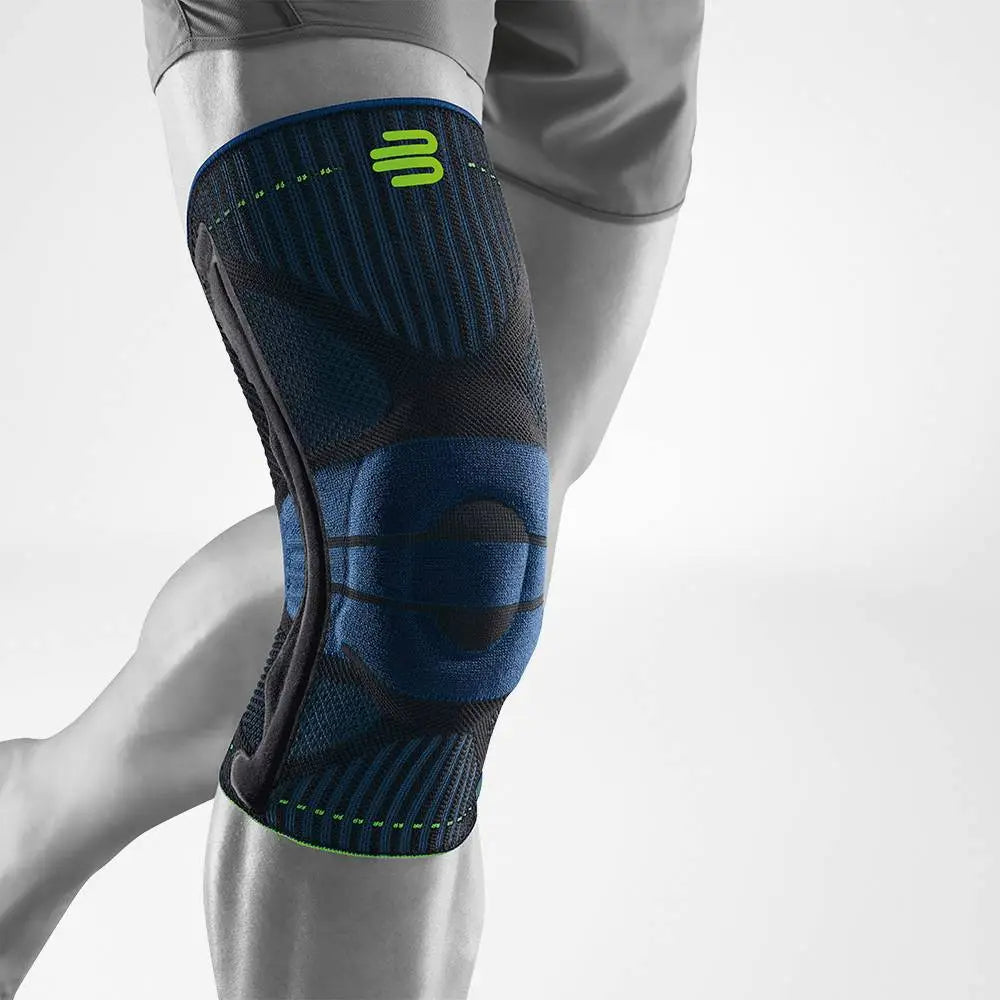Die Abbildung zeigt die Bauerfeind Sports Knee Support, eine Kniebandage, die speziell für sportliche Aktivitäten entwickelt wurde. Die Bandage besteht aus atmungsaktivem, elastischem Material, das eine gezielte Kompression bietet und das Kniegelenk stabilisiert. Integrierte Funktionszonen und eine anatomisch geformte Pelotte massieren bei Bewegung das umliegende Gewebe, fördern die Durchblutung und lindern Schmerzen.