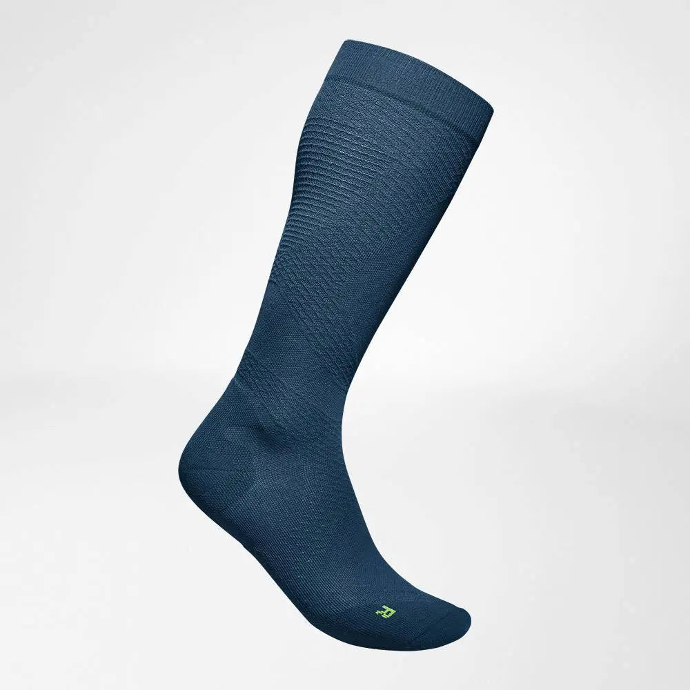 Die Abbildung zeigt die Bauerfeind Run Ultralight Compression Socks, speziell entwickelte Kompressionssocken für Läufer. Die gezielte Kompression unterstützt die Wadenmuskulatur, fördert die Durchblutung und reduziert Muskelvibrationen, wodurch Ermüdung und das Risiko von Verletzungen verringert werden. Dank ihrer leichten Bauweise und ergonomischen Passform bieten die Socken hohen Komfort und Stabilität bei langen Läufen und intensiven Trainingseinheiten.