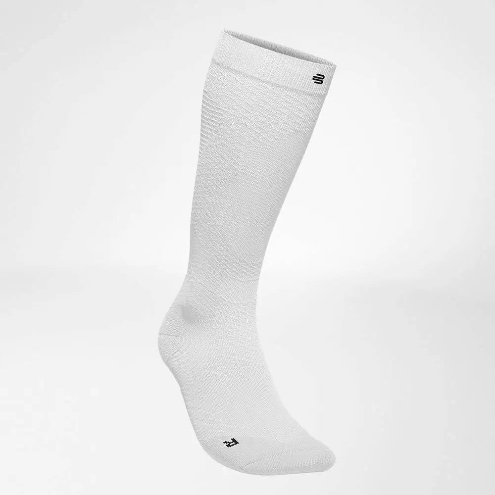 Die Abbildung zeigt die Bauerfeind Run Ultralight Compression Socks, speziell entwickelte Kompressionssocken für Läufer. Die gezielte Kompression unterstützt die Wadenmuskulatur, fördert die Durchblutung und reduziert Muskelvibrationen, wodurch Ermüdung und das Risiko von Verletzungen verringert werden. Dank ihrer leichten Bauweise und ergonomischen Passform bieten die Socken hohen Komfort und Stabilität bei langen Läufen und intensiven Trainingseinheiten.