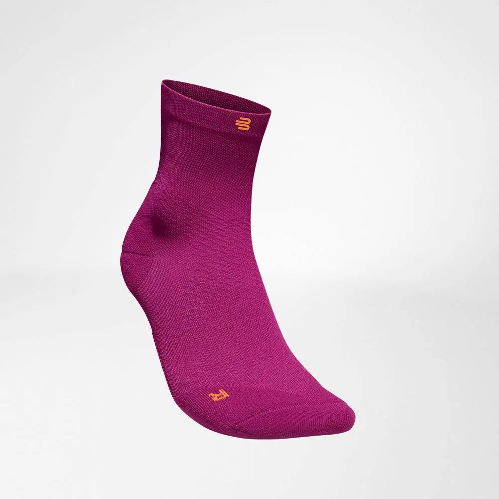 Die Abbildung zeigt die Bauerfeind Run Ultralight Mid Cut Socken, die speziell für Läufer entwickelt wurden. Diese Socken bestehen aus ultraleichtem, atmungsaktivem Material, das Feuchtigkeit effektiv ableitet und für ein angenehmes Tragegefühl sorgt. Die Mid Cut Länge bietet eine optimale Passform und leichten Schutz im Knöchelbereich. Zusätzlich unterstützen sie die Fußmuskulatur durch gezielte Kompression und fördern die Durchblutung, was Ermüdung und Blasenbildung vorbeugt.