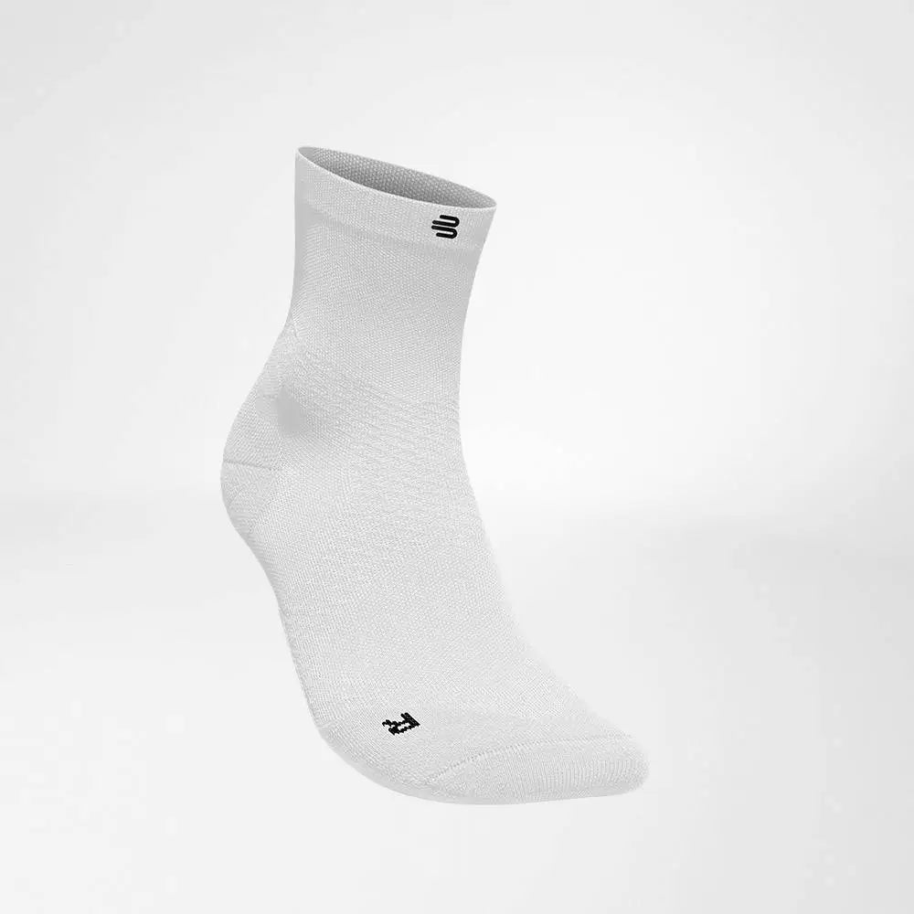 Die Abbildung zeigt die Bauerfeind Run Ultralight Mid Cut Socken, die speziell für Läufer entwickelt wurden. Diese Socken bestehen aus ultraleichtem, atmungsaktivem Material, das Feuchtigkeit effektiv ableitet und für ein angenehmes Tragegefühl sorgt. Die Mid Cut Länge bietet eine optimale Passform und leichten Schutz im Knöchelbereich. Zusätzlich unterstützen sie die Fußmuskulatur durch gezielte Kompression und fördern die Durchblutung, was Ermüdung und Blasenbildung vorbeugt.