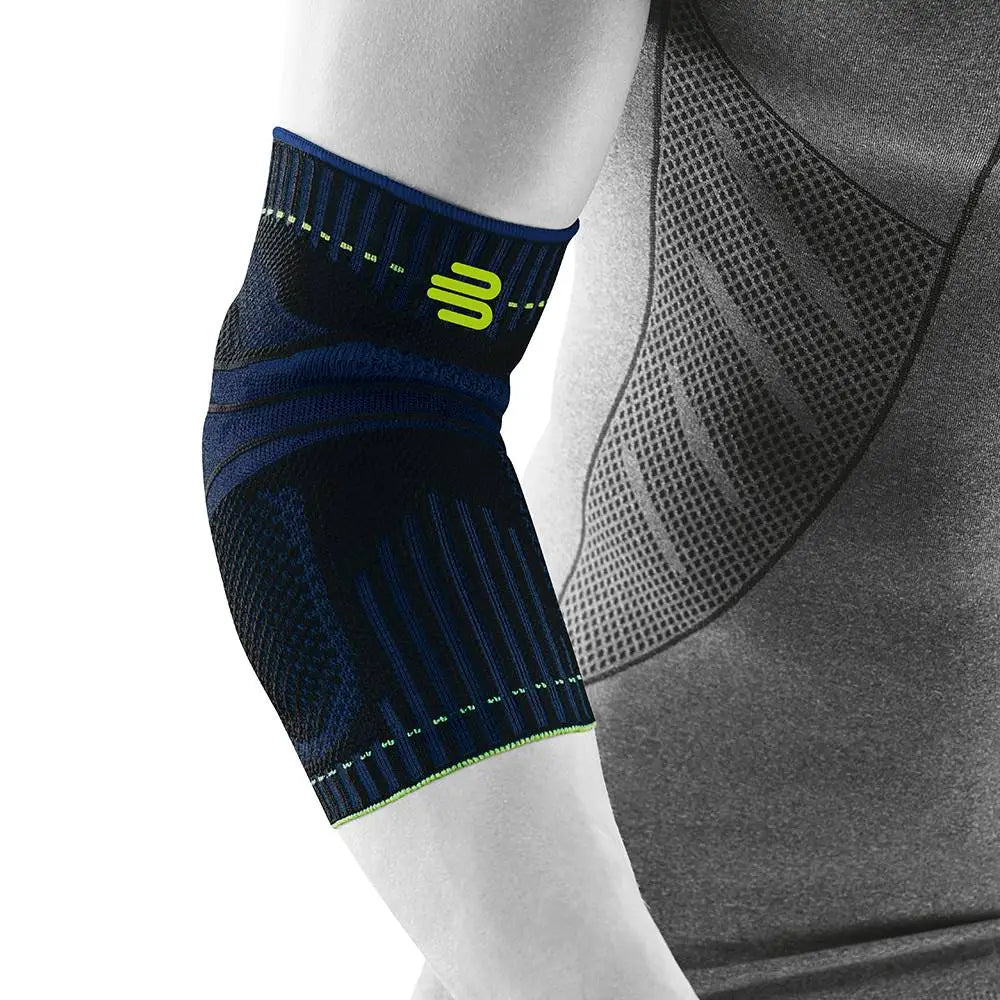 Die Abbildung zeigt den Bauerfeind Sports Elbow Support, eine sportliche Ellenbogenbandage, die zur Unterstützung und Stabilisierung des Ellenbogengelenks während körperlicher Aktivität entwickelt wurde. Die Bandage besteht aus atmungsaktivem, komprimierendem Material, das sich eng an den Ellenbogen anschmiegt und die Muskulatur aktiviert. Sie ist mit anatomisch geformten Pelotten ausgestattet, die gezielten Druck ausüben, um Schmerzen zu lindern und die Gelenkführung zu verbessern.