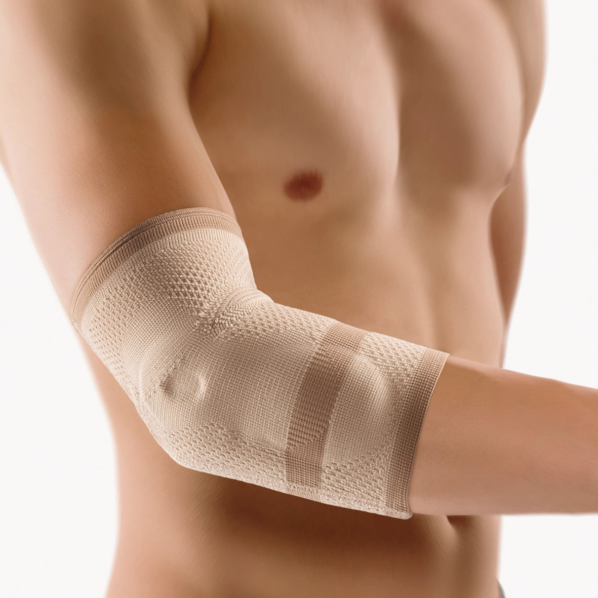 Die Abbildung zeigt die Bort EpiBasic Bandage, eine funktionale Bandage zur Unterstützung des Ellenbogengelenks. Sie besteht aus dehnbarem, atmungsaktivem Material und ist mit einer gezielt platzierte Silikonpelotte ausgestattet, die Druck auf den Ellenbogen ausübt, um Schmerzen zu lindern und die Heilung bei Überlastungen wie Tennisellenbogen oder Golferellenbogen zu fördern.
