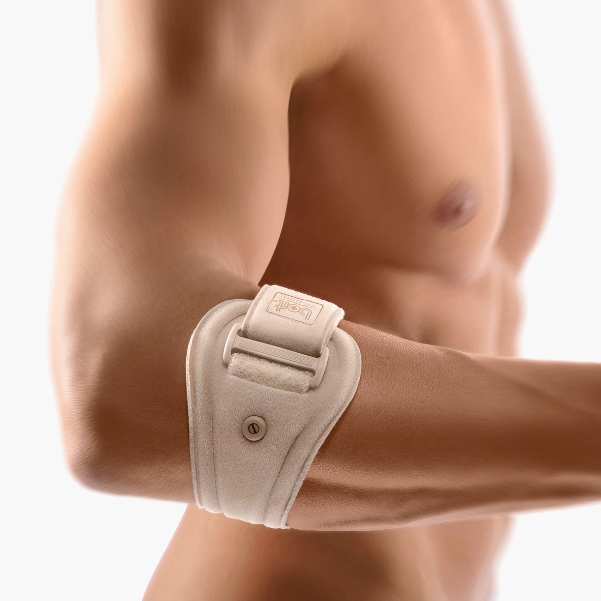Die Abbildung zeigt die Bort Epicontur Bandage, eine gezielte Bandage zur Unterstützung des Ellenbogens. Sie besteht aus elastischem, atmungsaktivem Material und ist mit einer speziell geformten Silikonpelotte ausgestattet, die sanften Druck auf die betroffenen Stellen am Ellenbogen ausübt. Diese Druckausübung hilft, Schmerzen zu lindern und Schwellungen zu reduzieren,.
