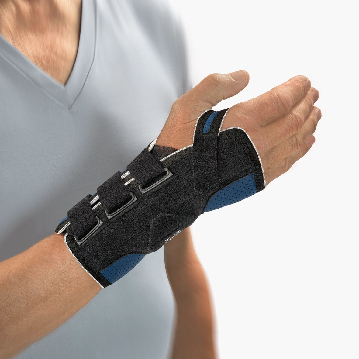 Die Abbildung zeigt die Bort Generation Handgelenkbandage, eine stützende Bandage zur Stabilisierung des Handgelenks. Sie besteht aus weichem, atmungsaktivem Material. Die Bandage bietet eine sanfte Kompression, um das Handgelenk zu entlasten und Schmerzen bei Überlastungen, leichten Verletzungen oder Arthrose zu lindern. Die Bort Generation Handgelenkbandage ist leicht anzulegen und bietet hohen Tragekomfort für den täglichen Gebrauch.