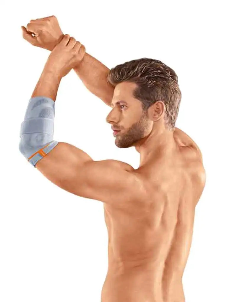 Die Abbildung zeigt die Sporlastic Epidyn Aktiv Bandage, eine spezialisierte Bandage zur Unterstützung des Ellenbogengelenks bei aktiven Menschen. Sie besteht aus flexiblem, atmungsaktivem Material und ist mit integrierten Silikonpelotten ausgestattet, die gezielten Druck auf den Ellenbogen ausüben. Diese Pelotten helfen, Schmerzen zu lindern und Schwellungen zu reduzieren, insbesondere bei Überlastungen wie dem Tennisellenbogen oder dem Golferellenbogen.