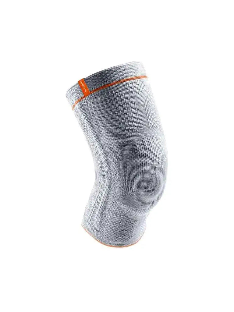 Die Abbildung zeigt die Sporlastic GenuHit Kniebandage, eine elastische Bandage zur Stabilisierung des Kniegelenks. Sie ist aus grauem, atmungsaktivem Material gefertigt und besitzt seitliche Stabilisierungsstäbe sowie eine ringförmige Pelotte, die die Kniescheibe umschließt. Die Bandage bietet gezielte Unterstützung bei Instabilitäten und Kniebeschwerden.