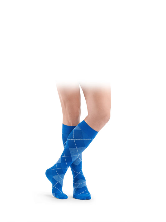 Der Strumpf besteht aus einer feinen Mikrofaser, die besonders angenehm und sanft auf der Haut liegt. Er bietet eine leichte bis mittlere Kompression, die ideal zur Förderung der Blutzirkulation und zur Vorbeugung von Schwellungen und leichten Venenproblemen ist.