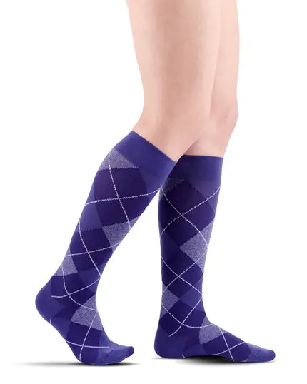 Der Strumpf besteht aus einer feinen Mikrofaser, die besonders angenehm und sanft auf der Haut liegt. Er bietet eine leichte bis mittlere Kompression, die ideal zur Förderung der Blutzirkulation und zur Vorbeugung von Schwellungen und leichten Venenproblemen ist.