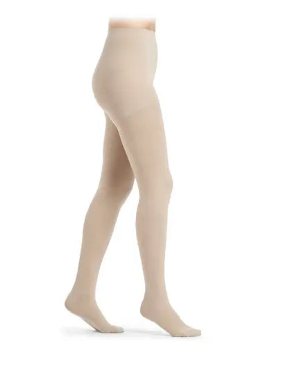 Das Bild zeigt die Sigvaris Panty A-T Essential Comfortable KKL1, eine bequeme Kompressionsstrumpfhose. Ideal für die Vorbeugung von leichten Venenerkrankungen und zur Unterstützung der Blutzirkulation im Alltag geeignet ist.