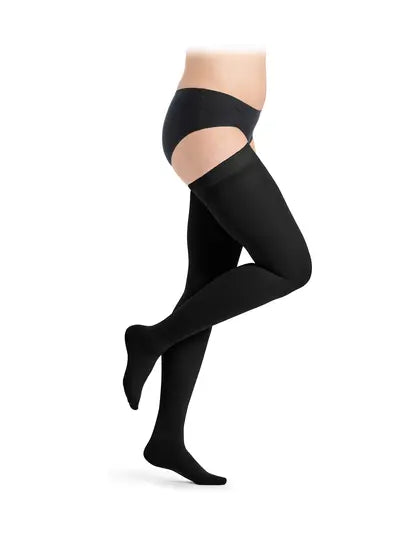 Das Bild zeigt den Sigvaris Schenkelstrumpf A-G Style Semitransparent KKL1, einen eleganten, oberschenkellangen Kompressionsstrumpf. Dieser Strumpf kombiniert medizinische Wirksamkeit mit einem modischen, leicht transparenten Design und ist ideal für den täglichen Gebrauch.