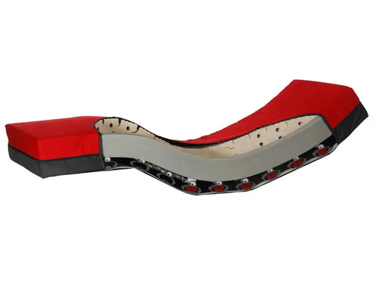 Sie ist speziell für Menschen konzipiert, die längere Zeit im Rollstuhl verbringen und dadurch ein erhöhtes Risiko für Druckstellen und Dekubitus haben. Die Matratze verfügt über eine flexible und druckentlastende Struktur, die sich an die Körperkonturen anpasst und die Druckverteilung optimiert.