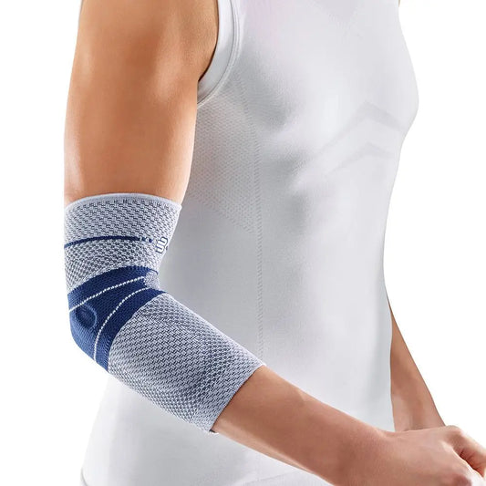 Die Abbildung zeigt die Bauerfeind EpiTrain Bandage, eine elastische Bandage zur Unterstützung des Ellenbogengelenks. Sie besteht aus atmungsaktivem, hautfreundlichem Material und bietet eine gezielte Kompression durch integrierte Silikonpelotten, die sanften Druck auf den Ellenbogen ausüben. Diese Funktion hilft, Schmerzen zu lindern, Schwellungen zu reduzieren und die Heilung bei Beschwerden wie dem Tennisellenbogen oder dem Golferellenbogen zu fördern.