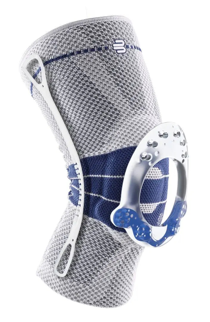 Das Bild zeigt die Bauerfeind GenuTrain Kniebandage, eine ergonomische Bandage. Diese Bandage ist ideal zur Entlastung und Stabilisierung bei leichten bis mittleren Knieverletzungen, wie etwa nach Bänderdehnungen, und kann sowohl im Alltag als auch bei sportlichen Aktivitäten getragen werden.