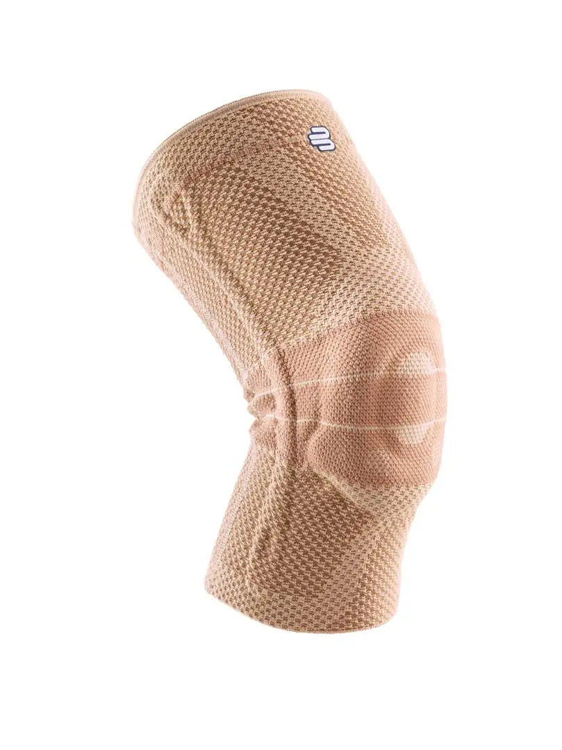 Das Bild zeigt die Bauerfeind GenuTrain Kniebandage, eine ergonomische Bandage. Diese Bandage ist ideal zur Entlastung und Stabilisierung bei leichten bis mittleren Knieverletzungen, wie etwa nach Bänderdehnungen, und kann sowohl im Alltag als auch bei sportlichen Aktivitäten getragen werden.