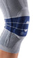 Das Bild zeigt die Bauerfeind GenuTrain Kniebandage, eine ergonomische Bandage. Diese Bandage ist ideal zur Entlastung und Stabilisierung bei leichten bis mittleren Knieverletzungen, wie etwa nach Bänderdehnungen, und kann sowohl im Alltag als auch bei sportlichen Aktivitäten getragen werden.
