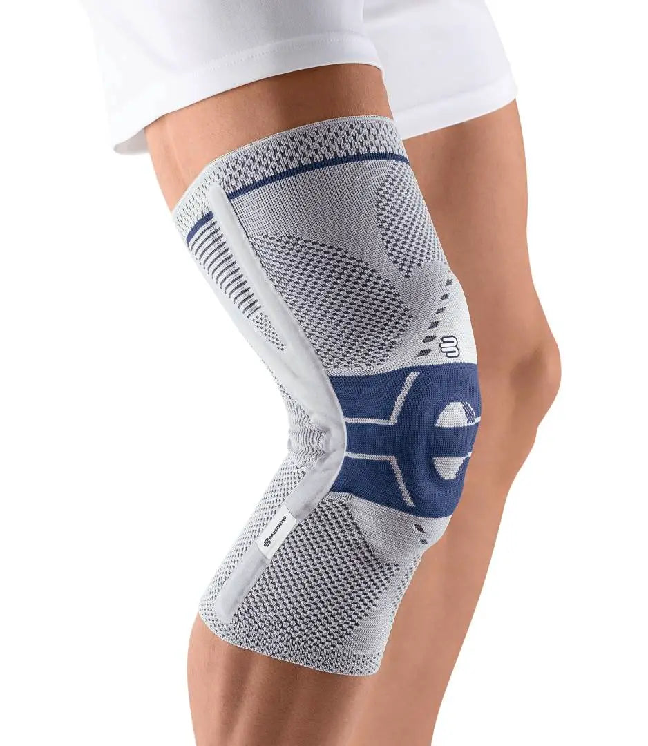 Das Bild zeigt die Bauerfeind GenuTrain P3 Kniebandage, eine hochentwickelte Bandage. Sie bietet gezielte Unterstützung, ohne die natürliche Bewegung einzuschränken, und eignet sich für sportliche Aktivitäten und den Alltag.