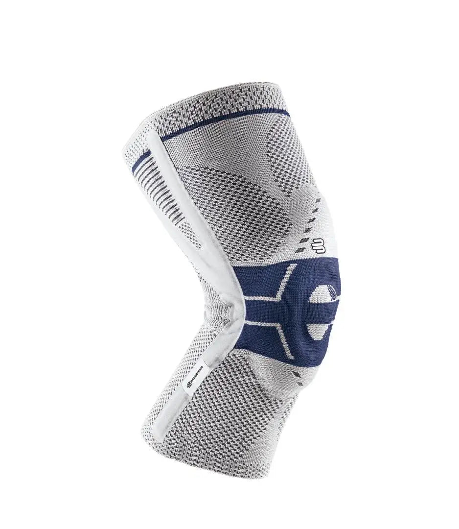 Das Bild zeigt die Bauerfeind GenuTrain P3 Kniebandage, eine hochentwickelte Bandage. Sie bietet gezielte Unterstützung, ohne die natürliche Bewegung einzuschränken, und eignet sich für sportliche Aktivitäten und den Alltag.