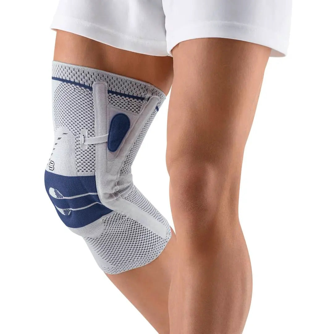 Das Bild zeigt die Bauerfeind GenuTrain P3 Kniebandage, eine hochentwickelte Bandage. Sie bietet gezielte Unterstützung, ohne die natürliche Bewegung einzuschränken, und eignet sich für sportliche Aktivitäten und den Alltag.