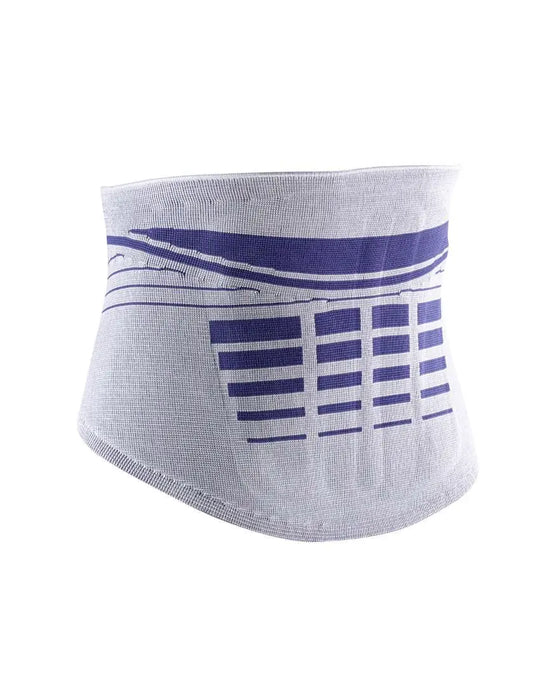 Die Abbildung zeigt die Bauerfeind LumboLoc Bandage, eine orthopädische Rückenbandage zur Stabilisierung und Entlastung der Lendenwirbelsäule. Sie besteht aus leichtem, atmungsaktivem Material und ist mit integrierten Verstärkungselementen ausgestattet, die für eine gezielte Unterstützung des unteren Rückens sorgen. Die Bandage passt sich anatomisch an die Körperform an und hilft, Schmerzen zu lindern und die Haltung zu verbessern.